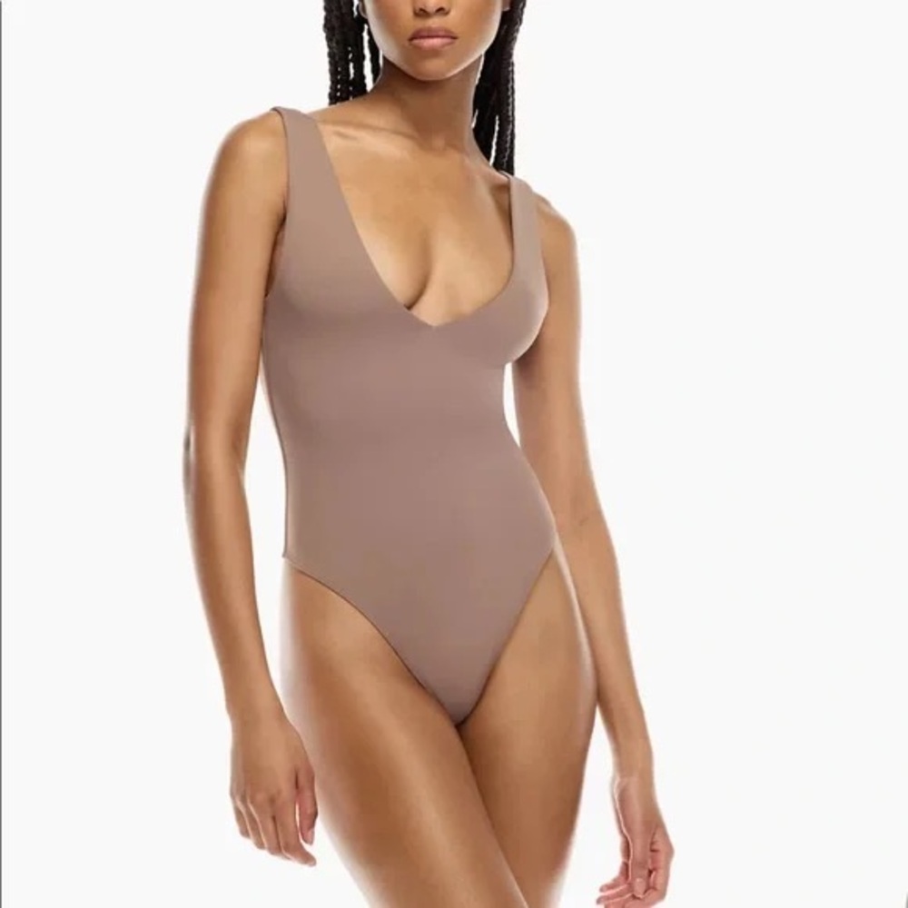 Aritzia Babaton V Neck Body suit size S